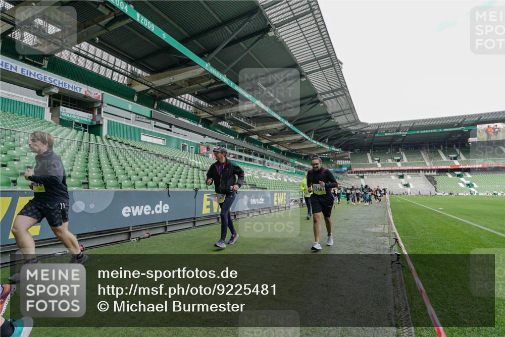 05.10.2025 - 20. swb-Marathon Bremen Michael Burmester http://msf.ph/oto/9225481 05.10.2025 10:40:07 Laufen im Stadion 7779, 7789, 7799, 7979, 9002, 9180, 9186, 9220, 9228, 9241, 9275, 9286, 9308, 9315, 9387, 9419, 9423, 9491, 9523, 9552, 9554, 9571, 9615, 9619, 9623, 9644, 9661, 9662, 9721, 9780, 9786, 9866, 9901, 9931, 9976, 10025, 10157, 10160, 10185, 10192, 10193, 10207, 10286, 10374, 10383, 10422, 10426, 10451, 10462, 10531, 10532, 10542, 10567, 10587, 10597, 10603, 10604, 10619, 10674, 10699, 10737, 10749, 11090, 11270, 7654, 9224 meine-sportfotos.de