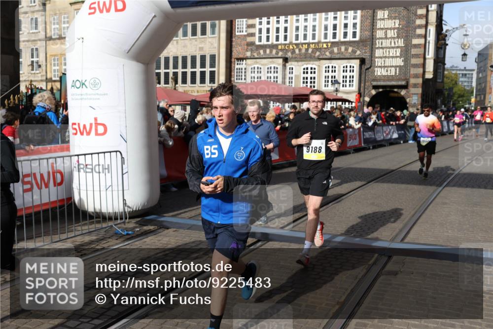 05.10.2025 - 20. swb-Marathon Bremen Yannick Fuchs http://msf.ph/oto/9225483 05.10.2025 10:56:55 Ziel 9188, 9266, 10059, 10145, 10644, 10683, 10845, 11426, 11675, 11734 meine-sportfotos.de