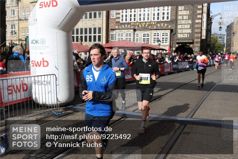 05.10.2025 - 20. swb-Marathon Bremen Yannick Fuchs http://msf.ph/oto/9225492 05.10.2025 10:56:55 Ziel 9188, 9266, 10059, 10145, 10644, 10683, 10845, 11426, 11675, 11734 meine-sportfotos.de