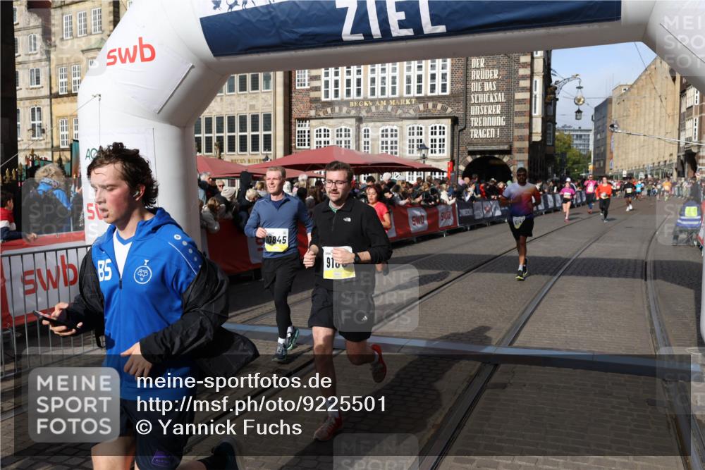 05.10.2025 - 20. swb-Marathon Bremen Yannick Fuchs http://msf.ph/oto/9225501 05.10.2025 10:56:55 Ziel 9188, 9266, 10059, 10145, 10644, 10683, 10845, 11426, 11675, 11734 meine-sportfotos.de