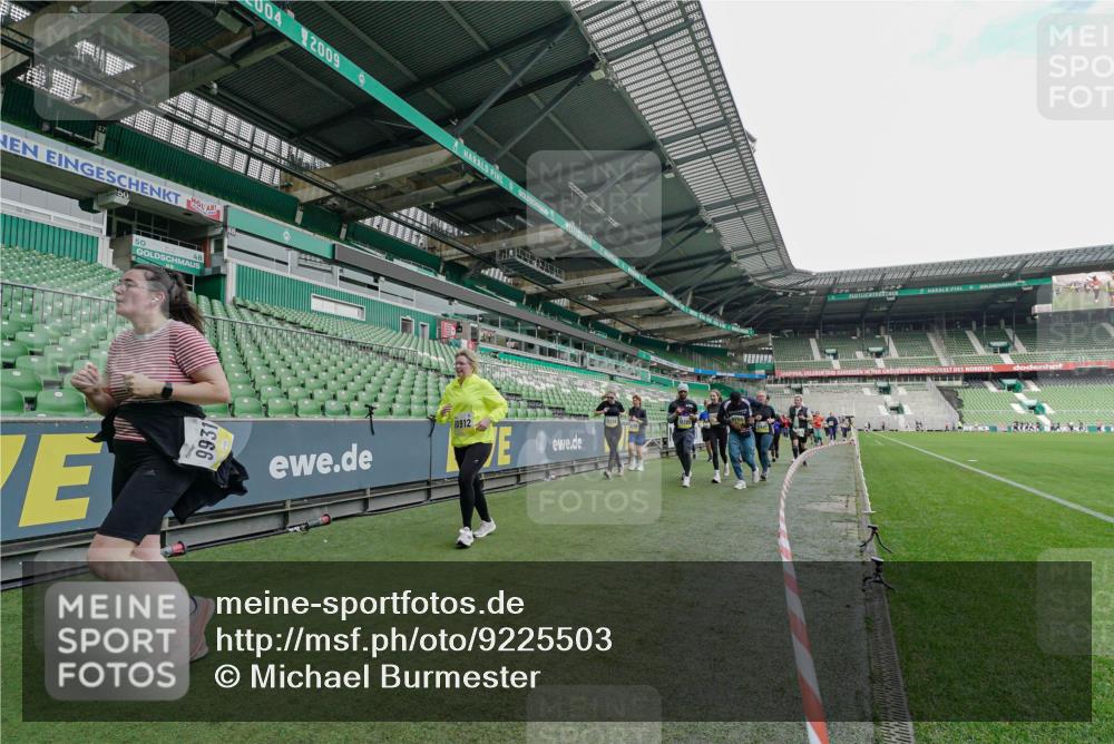 05.10.2025 - 20. swb-Marathon Bremen Michael Burmester http://msf.ph/oto/9225503 05.10.2025 10:40:13 Laufen im Stadion 7779, 7789, 7799, 9180, 9186, 9220, 9241, 9275, 9286, 9308, 9387, 9419, 9423, 9440, 9491, 9552, 9554, 9571, 9615, 9619, 9623, 9661, 9662, 9690, 9721, 9780, 9786, 9866, 9901, 9931, 9976, 10001, 10025, 10135, 10157, 10160, 10168, 10185, 10192, 10193, 10243, 10286, 10343, 10383, 10419, 10422, 10451, 10462, 10532, 10542, 10563, 10580, 10587, 10597, 10603, 10604, 10619, 10674, 10699, 10737, 11090, 11270, 7654, 7979, 9002, 9180, 9224 meine-sportfotos.de
