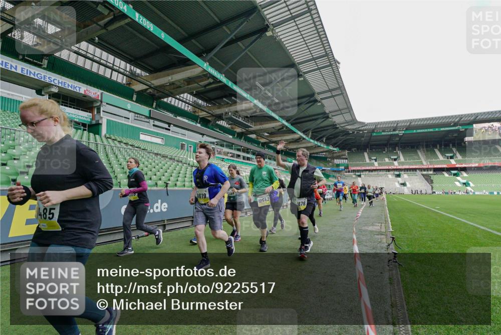 05.10.2025 - 20. swb-Marathon Bremen Michael Burmester http://msf.ph/oto/9225517 05.10.2025 10:40:18 Laufen im Stadion 7779, 7789, 7799, 8111, 9186, 9220, 9241, 9245, 9275, 9286, 9308, 9321, 9387, 9419, 9423, 9440, 9466, 9491, 9552, 9554, 9571, 9615, 9619, 9623, 9661, 9662, 9690, 9712, 9721, 9780, 9786, 9866, 9901, 9931, 9976, 10001, 10025, 10081, 10135, 10157, 10160, 10168, 10185, 10192, 10193, 10243, 10286, 10343, 10383, 10419, 10422, 10451, 10532, 10542, 10563, 10580, 10587, 10597, 10603, 10604, 10619, 10674, 10699, 10737, 11090, 11270, 7654, 7789, 7979, 9002, 9180, 9186, 9224 meine-sportfotos.de