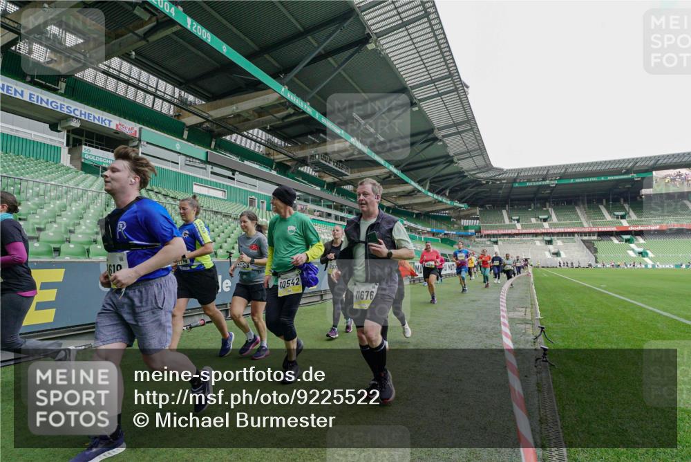 05.10.2025 - 20. swb-Marathon Bremen Michael Burmester http://msf.ph/oto/9225522 05.10.2025 10:40:19 Laufen im Stadion 7779, 7799, 8111, 9220, 9241, 9245, 9275, 9286, 9308, 9321, 9387, 9419, 9423, 9440, 9466, 9491, 9552, 9554, 9571, 9615, 9619, 9623, 9661, 9662, 9690, 9712, 9721, 9786, 9866, 9901, 9931, 9976, 10001, 10025, 10081, 10135, 10157, 10160, 10168, 10185, 10192, 10193, 10243, 10286, 10343, 10383, 10419, 10422, 10451, 10532, 10542, 10563, 10580, 10587, 10597, 10603, 10604, 10619, 10674, 10699, 10737, 11090, 11270, 7654, 7789, 7979, 9002, 9180, 9186, 9224 meine-sportfotos.de