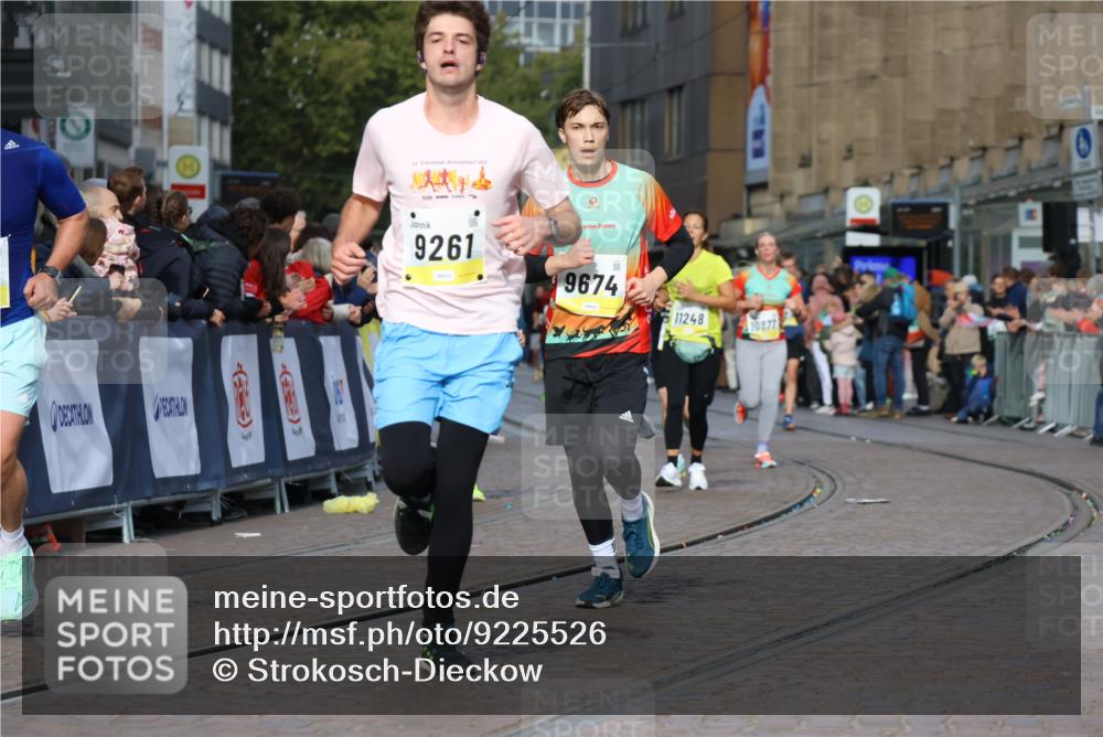 05.10.2025 - 20. swb-Marathon Bremen Strokosch-Dieckow http://msf.ph/oto/9225526 05.10.2025 10:48:47 Ziel 7414, 9255, 9261, 9482, 9674, 9729, 10047, 10799 meine-sportfotos.de