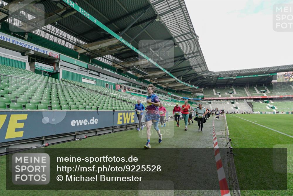 05.10.2025 - 20. swb-Marathon Bremen Michael Burmester http://msf.ph/oto/9225528 05.10.2025 10:40:22 Laufen im Stadion 7779, 7799, 8111, 9205, 9220, 9241, 9245, 9275, 9286, 9308, 9321, 9387, 9423, 9440, 9466, 9491, 9552, 9554, 9571, 9615, 9619, 9623, 9661, 9662, 9690, 9712, 9721, 9786, 9866, 9901, 9931, 9976, 10001, 10025, 10081, 10135, 10157, 10160, 10168, 10185, 10192, 10193, 10243, 10286, 10343, 10383, 10419, 10422, 10451, 10532, 10542, 10563, 10580, 10603, 10604, 10619, 10674, 10699, 10737, 11090, 11270, 7654, 7789, 7979, 9002, 9180, 9186, 9224, 9419, 11044 meine-sportfotos.de