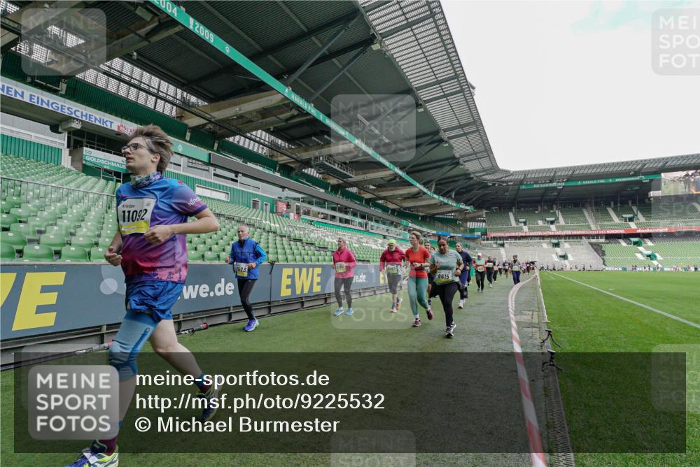05.10.2025 - 20. swb-Marathon Bremen Michael Burmester http://msf.ph/oto/9225532 05.10.2025 10:40:24 Laufen im Stadion 7779, 7799, 8111, 9205, 9220, 9241, 9245, 9275, 9286, 9308, 9321, 9387, 9423, 9440, 9466, 9491, 9552, 9554, 9571, 9615, 9619, 9623, 9661, 9662, 9690, 9712, 9721, 9786, 9804, 9866, 9901, 9931, 9942, 9976, 10001, 10058, 10081, 10135, 10157, 10160, 10168, 10185, 10192, 10193, 10243, 10286, 10343, 10383, 10419, 10422, 10451, 10532, 10542, 10563, 10580, 10603, 10604, 10619, 10674, 10699, 10737, 11090, 11270, 7789, 7979, 9002, 9180, 9186, 9419, 11044 meine-sportfotos.de