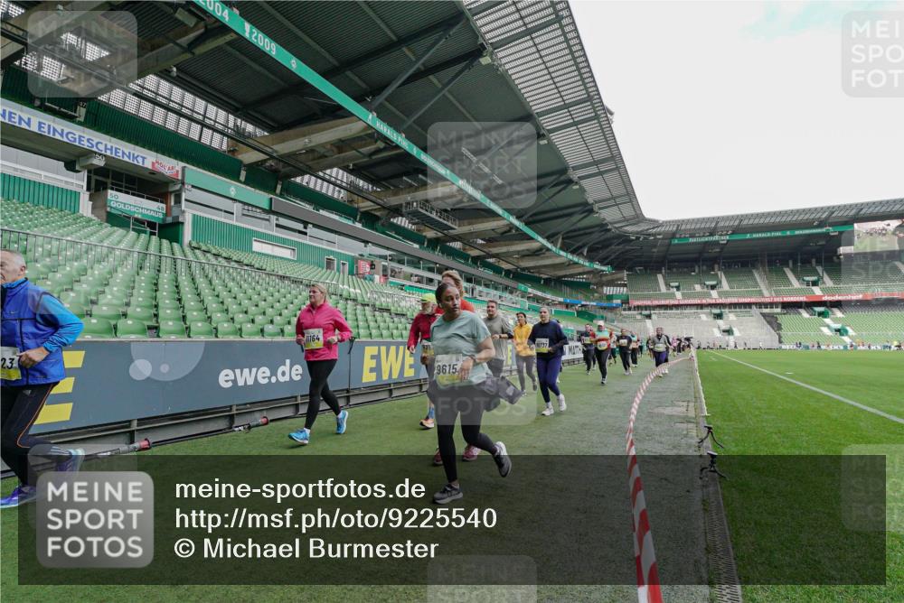 05.10.2025 - 20. swb-Marathon Bremen Michael Burmester http://msf.ph/oto/9225540 05.10.2025 10:40:25 Laufen im Stadion 7779, 7799, 8111, 9205, 9220, 9241, 9245, 9275, 9286, 9308, 9321, 9387, 9423, 9440, 9466, 9491, 9552, 9554, 9571, 9615, 9619, 9623, 9661, 9662, 9690, 9712, 9721, 9786, 9804, 9866, 9901, 9931, 9942, 9976, 10001, 10058, 10081, 10135, 10157, 10160, 10168, 10185, 10192, 10193, 10243, 10286, 10343, 10383, 10419, 10422, 10451, 10532, 10542, 10563, 10580, 10603, 10604, 10619, 10674, 10699, 10737, 11090, 11270, 7779, 7789, 7979, 9002, 9180, 9186, 9419, 11044 meine-sportfotos.de