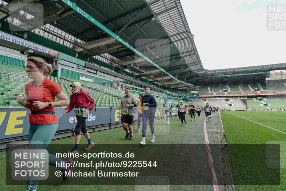 05.10.2025 - 20. swb-Marathon Bremen Michael Burmester http://msf.ph/oto/9225544 05.10.2025 10:40:26 Laufen im Stadion 7799, 8111, 9205, 9220, 9241, 9245, 9275, 9286, 9308, 9321, 9387, 9423, 9440, 9466, 9491, 9552, 9554, 9571, 9615, 9619, 9623, 9661, 9662, 9690, 9712, 9721, 9786, 9804, 9866, 9901, 9931, 9942, 9976, 10001, 10037, 10058, 10081, 10135, 10157, 10160, 10168, 10185, 10192, 10193, 10243, 10286, 10343, 10383, 10419, 10422, 10451, 10532, 10542, 10563, 10580, 10603, 10604, 10619, 10674, 10699, 10737, 11090, 11270, 7779, 7789, 7979, 9002, 9180, 9186, 9419, 11044 meine-sportfotos.de