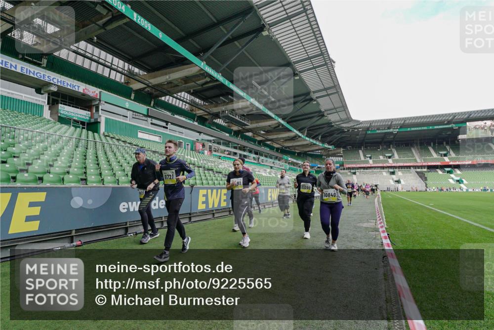 05.10.2025 - 20. swb-Marathon Bremen Michael Burmester http://msf.ph/oto/9225565 05.10.2025 10:40:31 Laufen im Stadion 7799, 8111, 9205, 9220, 9241, 9245, 9275, 9286, 9308, 9321, 9387, 9423, 9438, 9440, 9466, 9483, 9491, 9552, 9554, 9571, 9615, 9619, 9623, 9662, 9690, 9712, 9721, 9804, 9853, 9866, 9892, 9901, 9931, 9942, 9976, 10001, 10037, 10058, 10081, 10135, 10157, 10160, 10168, 10193, 10243, 10286, 10343, 10383, 10419, 10422, 10451, 10532, 10542, 10563, 10580, 10603, 10604, 10619, 10674, 10699, 10737, 11090, 11270, 7779, 7789, 9180, 9186, 9419, 9661, 9662, 11044 meine-sportfotos.de