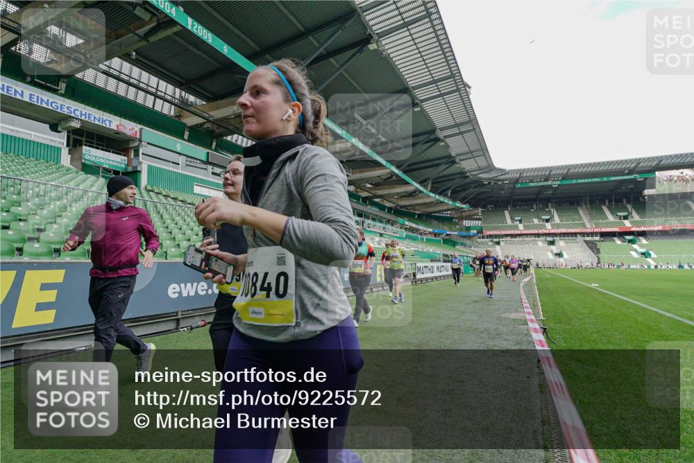 05.10.2025 - 20. swb-Marathon Bremen Michael Burmester http://msf.ph/oto/9225572 05.10.2025 10:40:33 Laufen im Stadion 7799, 8111, 9205, 9220, 9241, 9245, 9275, 9308, 9321, 9353, 9387, 9423, 9438, 9440, 9466, 9483, 9491, 9552, 9554, 9571, 9615, 9619, 9623, 9690, 9702, 9712, 9721, 9804, 9853, 9866, 9877, 9892, 9901, 9931, 9942, 9976, 10001, 10037, 10058, 10081, 10100, 10101, 10135, 10157, 10160, 10168, 10193, 10243, 10286, 10343, 10383, 10419, 10422, 10451, 10532, 10542, 10563, 10580, 10619, 10674, 10699, 10737, 11090, 11270, 7779, 7789, 9180, 9186, 9286, 9419, 9661, 9662, 11044 meine-sportfotos.de