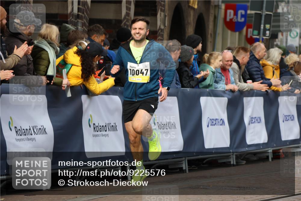 05.10.2025 - 20. swb-Marathon Bremen Strokosch-Dieckow http://msf.ph/oto/9225576 05.10.2025 10:48:52 Ziel 7414, 9255, 9583, 9674, 10047, 10877, 10973, 11248 meine-sportfotos.de