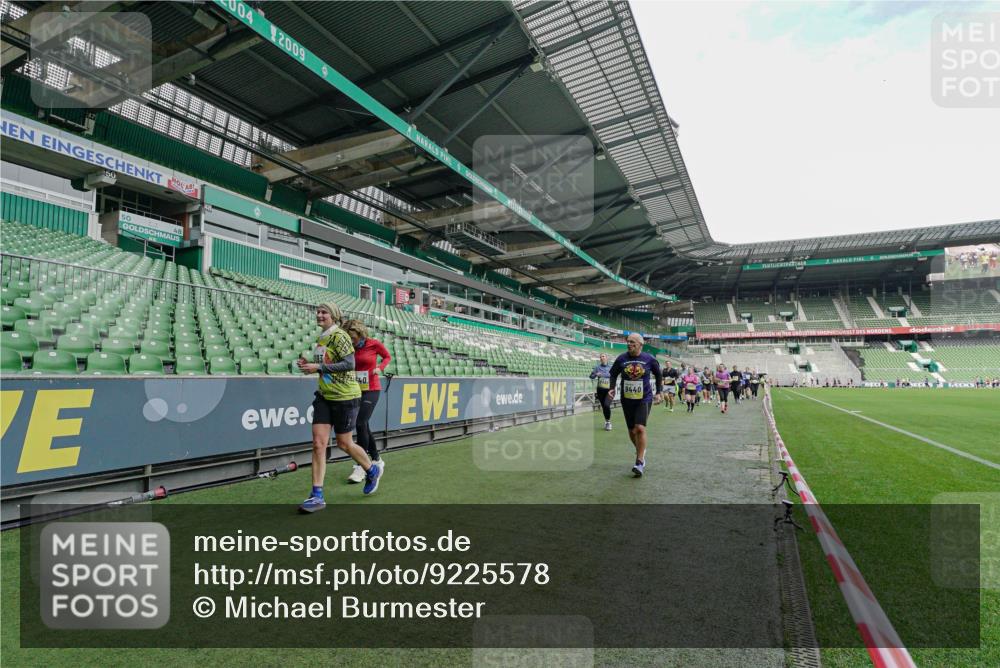 05.10.2025 - 20. swb-Marathon Bremen Michael Burmester http://msf.ph/oto/9225578 05.10.2025 10:40:35 Laufen im Stadion 7706, 7799, 8111, 9205, 9241, 9245, 9275, 9308, 9321, 9353, 9387, 9423, 9438, 9440, 9466, 9483, 9491, 9552, 9554, 9571, 9615, 9619, 9623, 9690, 9702, 9712, 9721, 9804, 9853, 9866, 9877, 9892, 9931, 9942, 9976, 10001, 10037, 10058, 10081, 10100, 10101, 10135, 10160, 10168, 10193, 10243, 10286, 10343, 10383, 10419, 10422, 10451, 10532, 10542, 10563, 10580, 10619, 10674, 10699, 10737, 11090, 11270, 7779, 7789, 9186, 9220, 9286, 9419, 9661, 9662, 11044 meine-sportfotos.de