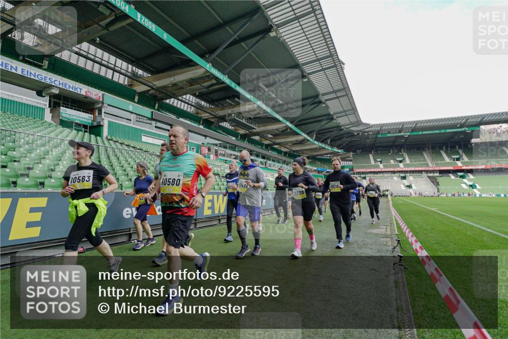 05.10.2025 - 20. swb-Marathon Bremen Michael Burmester http://msf.ph/oto/9225595 05.10.2025 10:40:45 Laufen im Stadion 7706, 7799, 8111, 9001, 9178, 9191, 9205, 9245, 9275, 9306, 9308, 9321, 9334, 9353, 9355, 9387, 9423, 9438, 9440, 9446, 9466, 9483, 9491, 9530, 9537, 9552, 9605, 9615, 9617, 9619, 9623, 9690, 9702, 9712, 9721, 9764, 9804, 9853, 9866, 9877, 9892, 9942, 10001, 10037, 10058, 10081, 10100, 10101, 10135, 10160, 10168, 10193, 10243, 10343, 10419, 10542, 10550, 10563, 10580, 10674, 10699, 10737, 11090, 11270, 7779, 9220, 9241, 9286, 9554, 9571, 9619, 9661, 9662, 9931 meine-sportfotos.de