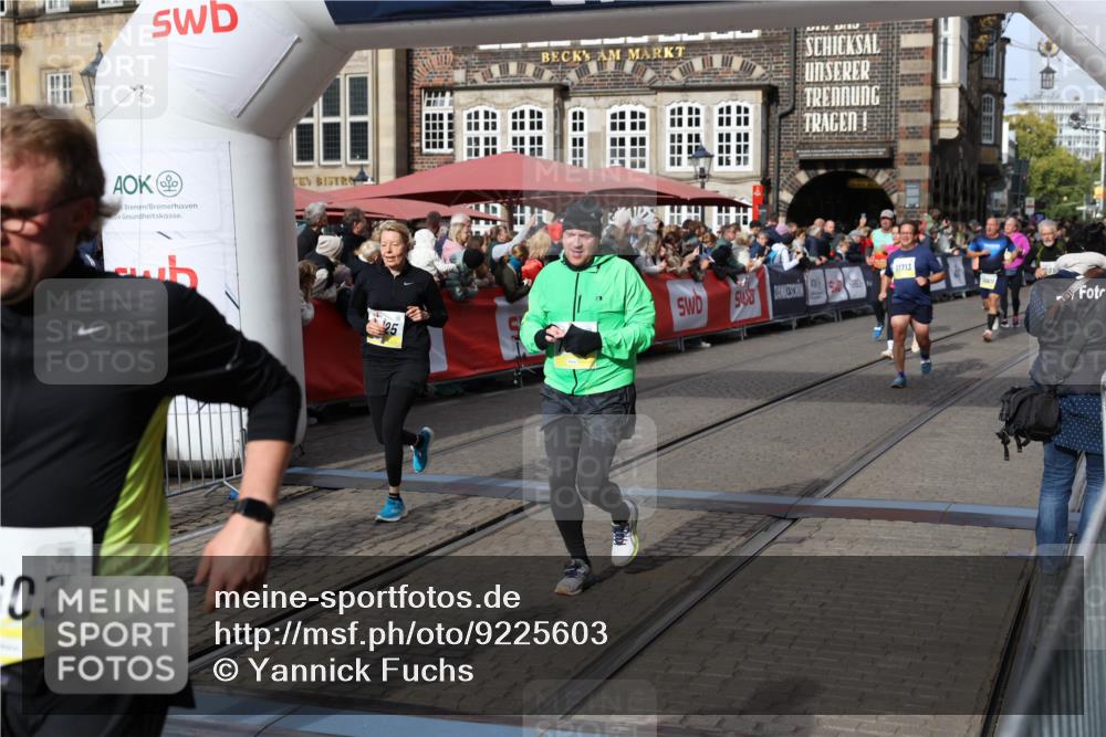 05.10.2025 - 20. swb-Marathon Bremen Yannick Fuchs http://msf.ph/oto/9225603 05.10.2025 11:00:16 Ziel 7621, 9603, 9604, 9611, 9666, 10138, 10345, 10489, 10572, 10889, 11026, 11125, 11266, 11600, 11713 meine-sportfotos.de