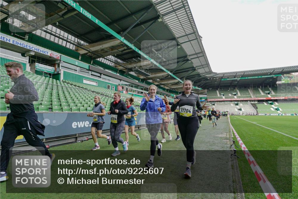 05.10.2025 - 20. swb-Marathon Bremen Michael Burmester http://msf.ph/oto/9225607 05.10.2025 10:40:48 Laufen im Stadion 7706, 7799, 8111, 9001, 9178, 9191, 9205, 9217, 9245, 9275, 9306, 9308, 9321, 9334, 9353, 9355, 9387, 9423, 9438, 9440, 9446, 9466, 9483, 9491, 9530, 9537, 9552, 9589, 9605, 9615, 9617, 9623, 9685, 9690, 9702, 9712, 9721, 9764, 9804, 9853, 9866, 9877, 9892, 9942, 10001, 10037, 10058, 10081, 10100, 10101, 10135, 10160, 10168, 10193, 10243, 10343, 10419, 10550, 10563, 10580, 10674, 10699, 10737, 11090, 11270, 9220, 9241, 9286, 9554, 9571, 9619, 9661, 9662, 9931 meine-sportfotos.de