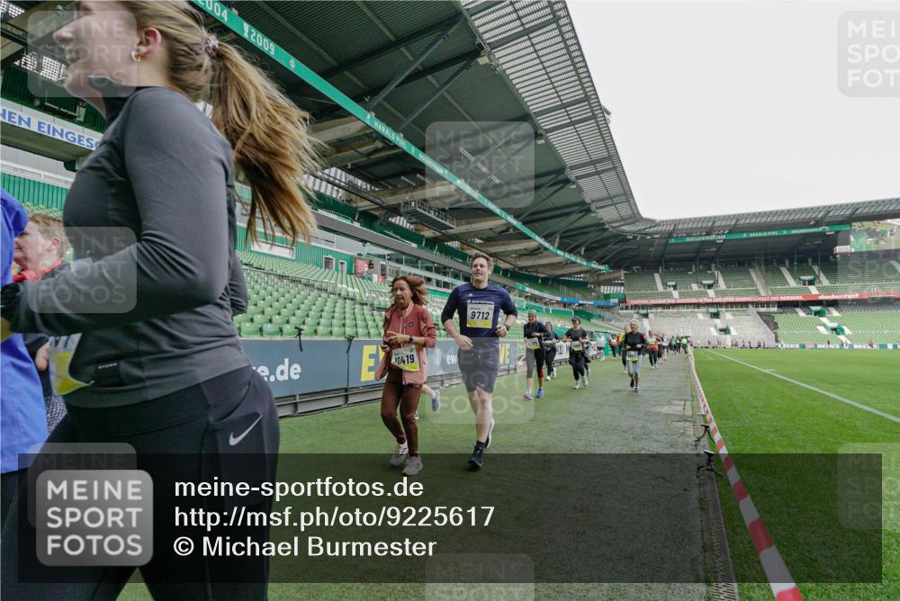 05.10.2025 - 20. swb-Marathon Bremen Michael Burmester http://msf.ph/oto/9225617 05.10.2025 10:40:49 Laufen im Stadion 7706, 7799, 8111, 9001, 9178, 9191, 9205, 9217, 9245, 9275, 9306, 9308, 9321, 9334, 9353, 9355, 9387, 9423, 9438, 9440, 9446, 9466, 9483, 9491, 9530, 9537, 9552, 9589, 9605, 9615, 9617, 9623, 9685, 9690, 9702, 9712, 9721, 9764, 9804, 9853, 9866, 9877, 9892, 9942, 10001, 10037, 10058, 10081, 10100, 10101, 10135, 10160, 10168, 10193, 10235, 10243, 10343, 10419, 10550, 10563, 10580, 10674, 10699, 10737, 11090, 11270, 9220, 9241, 9286, 9554, 9571, 9619, 9662, 9931 meine-sportfotos.de