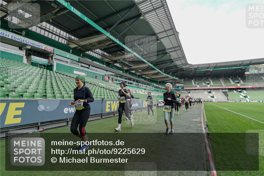 05.10.2025 - 20. swb-Marathon Bremen Michael Burmester http://msf.ph/oto/9225629 05.10.2025 10:40:52 Laufen im Stadion 7706, 8111, 9001, 9178, 9191, 9205, 9217, 9245, 9306, 9308, 9321, 9334, 9353, 9355, 9387, 9423, 9438, 9440, 9446, 9466, 9483, 9491, 9530, 9537, 9552, 9589, 9599, 9605, 9615, 9617, 9623, 9685, 9690, 9702, 9712, 9721, 9764, 9774, 9804, 9853, 9874, 9877, 9892, 9942, 10001, 10037, 10058, 10081, 10100, 10101, 10135, 10160, 10168, 10193, 10235, 10236, 10243, 10343, 10419, 10550, 10563, 10580, 10585, 10737, 11090, 11270, 7799, 9220, 9241, 9286, 9554, 9571, 9619, 9931 meine-sportfotos.de