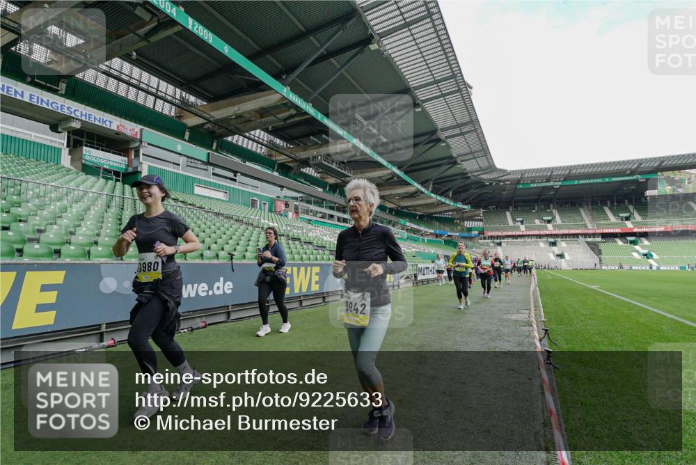 05.10.2025 - 20. swb-Marathon Bremen Michael Burmester http://msf.ph/oto/9225633 05.10.2025 10:40:53 Laufen im Stadion 7706, 8111, 9001, 9178, 9191, 9205, 9217, 9245, 9306, 9308, 9321, 9334, 9353, 9355, 9387, 9423, 9438, 9440, 9446, 9466, 9483, 9491, 9530, 9537, 9552, 9589, 9599, 9605, 9617, 9623, 9685, 9690, 9702, 9712, 9721, 9757, 9764, 9774, 9804, 9853, 9874, 9877, 9892, 9942, 10001, 10037, 10058, 10081, 10100, 10101, 10135, 10160, 10168, 10193, 10235, 10236, 10243, 10343, 10419, 10458, 10550, 10563, 10580, 10585, 10632, 10737, 11090, 11270, 7799, 9220, 9241, 9554, 9571, 9619, 9931 meine-sportfotos.de