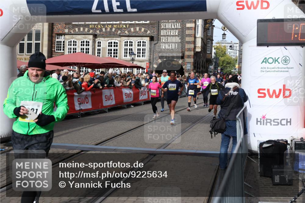 05.10.2025 - 20. swb-Marathon Bremen Yannick Fuchs http://msf.ph/oto/9225634 05.10.2025 11:00:17 Ziel 7177, 7621, 9603, 9611, 9666, 9672, 10138, 10345, 10489, 10572, 10889, 10919, 11026, 11050, 11125, 11266, 11600, 11713 meine-sportfotos.de
