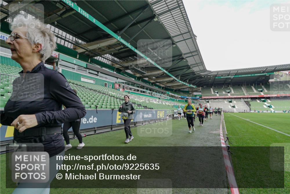 05.10.2025 - 20. swb-Marathon Bremen Michael Burmester http://msf.ph/oto/9225635 05.10.2025 10:40:54 Laufen im Stadion 7706, 8111, 9001, 9178, 9191, 9205, 9217, 9245, 9274, 9306, 9321, 9334, 9353, 9355, 9387, 9438, 9440, 9446, 9466, 9483, 9491, 9530, 9537, 9552, 9589, 9599, 9605, 9617, 9623, 9685, 9690, 9702, 9712, 9721, 9757, 9764, 9774, 9804, 9853, 9874, 9877, 9892, 9942, 10001, 10037, 10058, 10081, 10100, 10101, 10135, 10160, 10168, 10193, 10235, 10236, 10243, 10343, 10419, 10458, 10550, 10563, 10580, 10585, 10632, 10737, 11090, 11270, 7799, 9220, 9241, 9554, 9571, 9619, 9931 meine-sportfotos.de