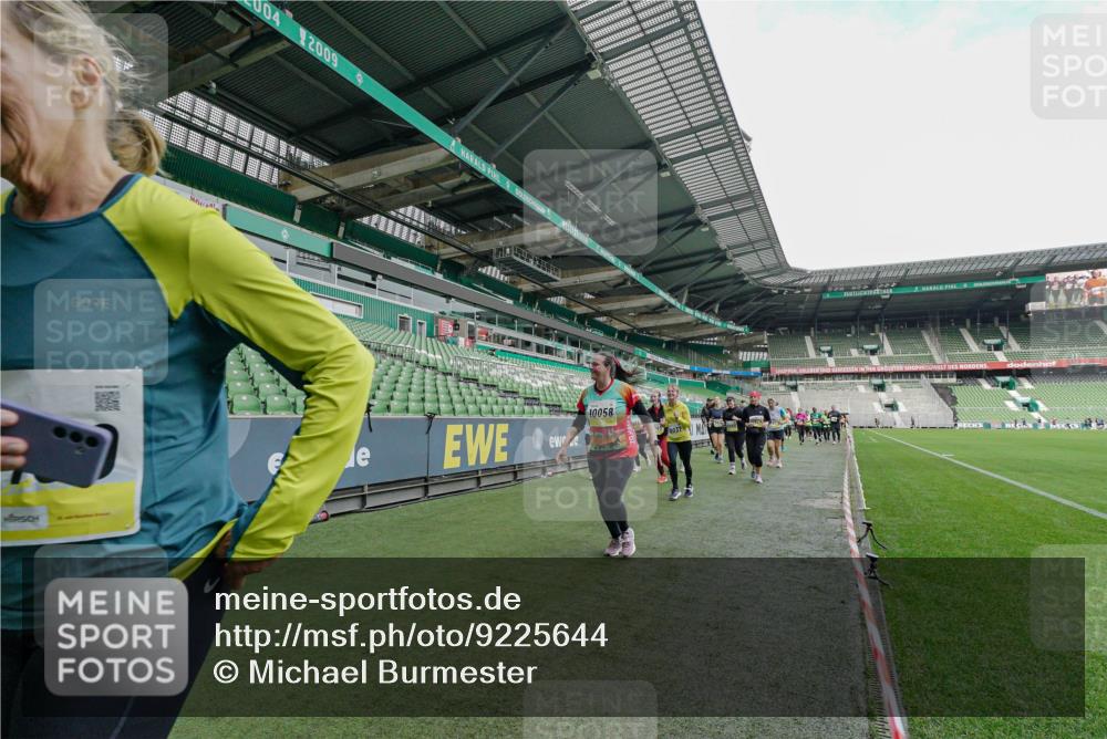 05.10.2025 - 20. swb-Marathon Bremen Michael Burmester http://msf.ph/oto/9225644 05.10.2025 10:40:57 Laufen im Stadion 7706, 8111, 9001, 9178, 9191, 9205, 9217, 9245, 9274, 9306, 9321, 9334, 9353, 9355, 9438, 9440, 9446, 9466, 9483, 9491, 9530, 9537, 9552, 9589, 9599, 9605, 9617, 9685, 9690, 9702, 9712, 9721, 9757, 9764, 9774, 9804, 9853, 9874, 9877, 9892, 9942, 10001, 10037, 10058, 10081, 10100, 10101, 10135, 10168, 10193, 10235, 10236, 10243, 10295, 10343, 10419, 10458, 10550, 10563, 10580, 10582, 10585, 10632, 11090, 11270, 7799, 9241, 9554, 9571, 9619, 9931 meine-sportfotos.de