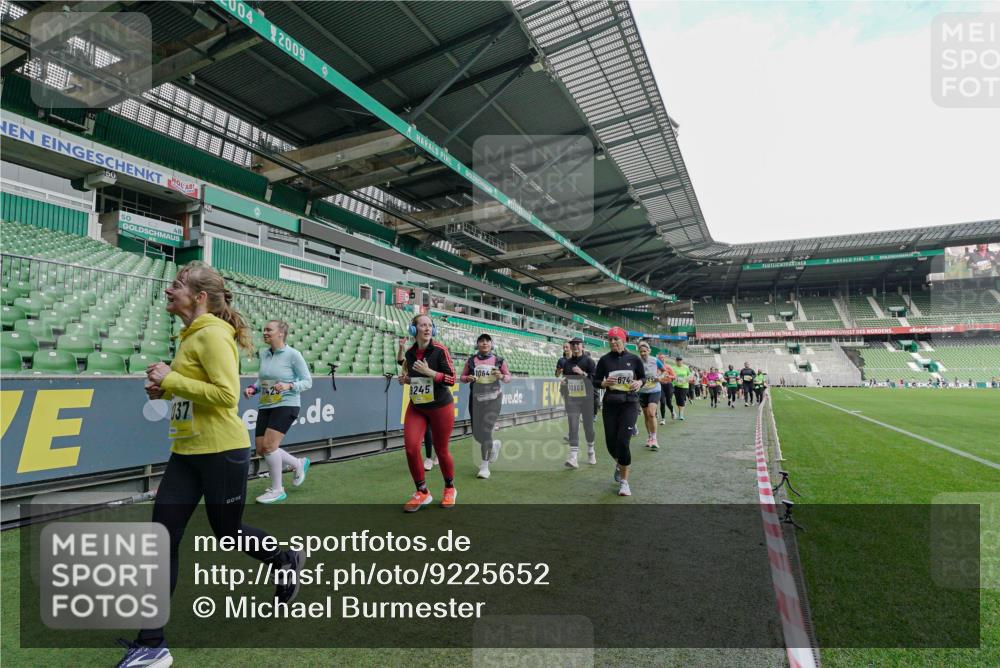 05.10.2025 - 20. swb-Marathon Bremen Michael Burmester http://msf.ph/oto/9225652 05.10.2025 10:41:00 Laufen im Stadion 7706, 8111, 9001, 9178, 9191, 9205, 9217, 9245, 9274, 9306, 9321, 9334, 9353, 9355, 9357, 9438, 9440, 9446, 9466, 9483, 9530, 9537, 9589, 9599, 9605, 9617, 9685, 9690, 9702, 9712, 9757, 9764, 9774, 9804, 9853, 9874, 9877, 9892, 9942, 10001, 10037, 10058, 10081, 10100, 10101, 10135, 10168, 10193, 10235, 10236, 10243, 10295, 10343, 10419, 10458, 10550, 10563, 10580, 10582, 10585, 10632, 11090, 11270, 7799, 9241, 9554, 9571, 9619, 9931 meine-sportfotos.de