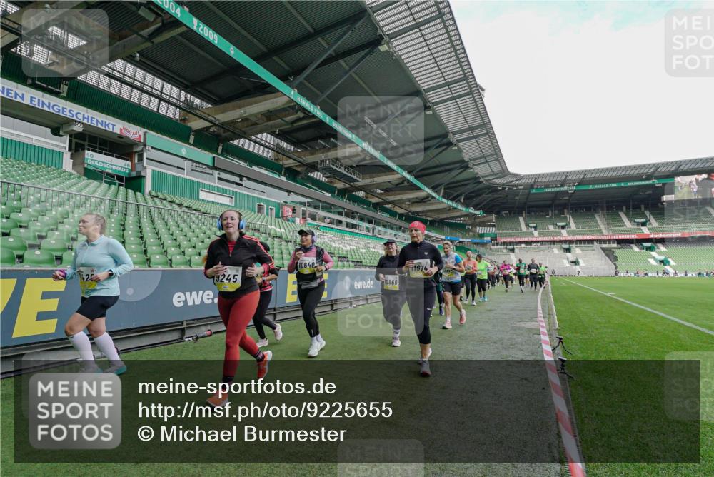 05.10.2025 - 20. swb-Marathon Bremen Michael Burmester http://msf.ph/oto/9225655 05.10.2025 10:41:00 Laufen im Stadion 7706, 8111, 9001, 9178, 9191, 9205, 9217, 9245, 9274, 9306, 9321, 9334, 9353, 9355, 9357, 9438, 9440, 9446, 9466, 9483, 9530, 9537, 9589, 9599, 9605, 9617, 9685, 9690, 9702, 9712, 9757, 9764, 9774, 9804, 9853, 9874, 9877, 9892, 9942, 10001, 10037, 10058, 10081, 10100, 10101, 10135, 10168, 10193, 10235, 10236, 10243, 10295, 10343, 10419, 10458, 10550, 10563, 10580, 10582, 10585, 10632, 11090, 11270, 7799, 9241, 9554, 9571, 9619, 9931 meine-sportfotos.de