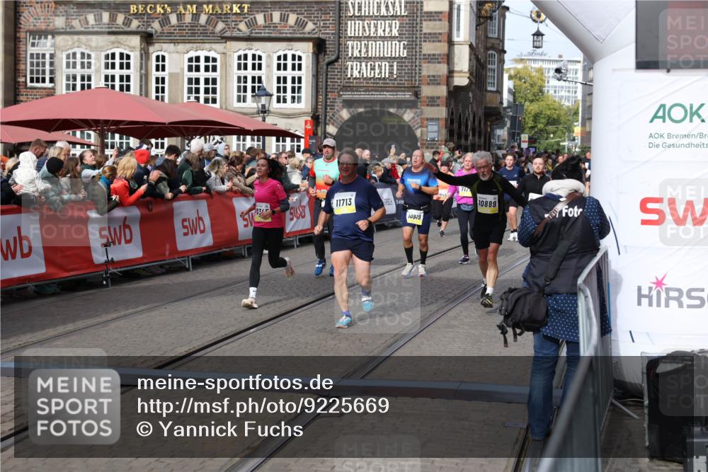 05.10.2025 - 20. swb-Marathon Bremen Yannick Fuchs http://msf.ph/oto/9225669 05.10.2025 11:00:18 Ziel 7177, 7621, 9603, 9611, 9666, 9672, 10138, 10345, 10489, 10572, 10889, 10919, 11026, 11050, 11125, 11600, 11713 meine-sportfotos.de