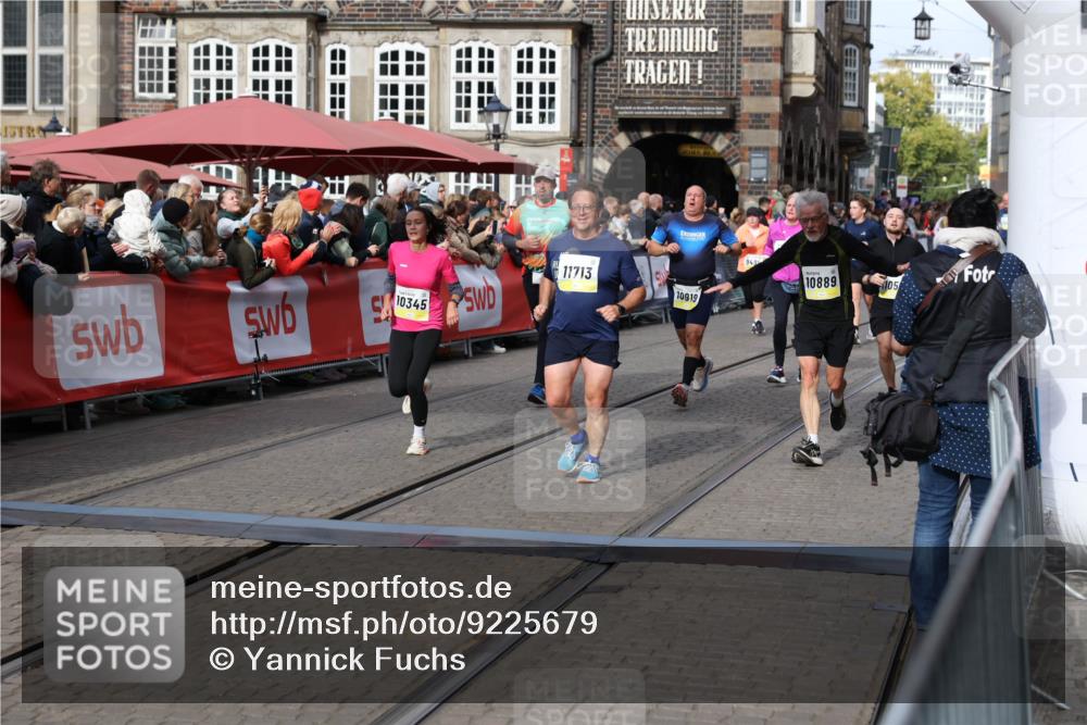 05.10.2025 - 20. swb-Marathon Bremen Yannick Fuchs http://msf.ph/oto/9225679 05.10.2025 11:00:18 Ziel 7177, 7621, 9603, 9611, 9666, 9672, 10138, 10345, 10489, 10572, 10889, 10919, 11026, 11050, 11125, 11600, 11713 meine-sportfotos.de