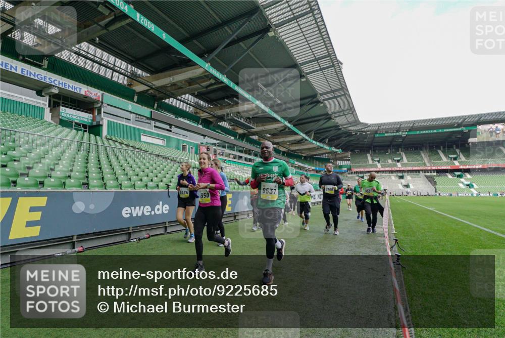 05.10.2025 - 20. swb-Marathon Bremen Michael Burmester http://msf.ph/oto/9225685 05.10.2025 10:41:08 Laufen im Stadion 7706, 8111, 9001, 9178, 9191, 9205, 9217, 9245, 9265, 9274, 9306, 9321, 9334, 9353, 9355, 9357, 9401, 9438, 9440, 9446, 9466, 9483, 9530, 9537, 9538, 9589, 9599, 9605, 9617, 9685, 9690, 9702, 9712, 9757, 9764, 9774, 9804, 9853, 9874, 9877, 9887, 9892, 9942, 10001, 10037, 10051, 10058, 10081, 10095, 10100, 10101, 10135, 10152, 10168, 10197, 10212, 10235, 10236, 10243, 10249, 10295, 10330, 10332, 10343, 10419, 10458, 10550, 10563, 10580, 10582, 10585, 10614, 10632, 7799 meine-sportfotos.de