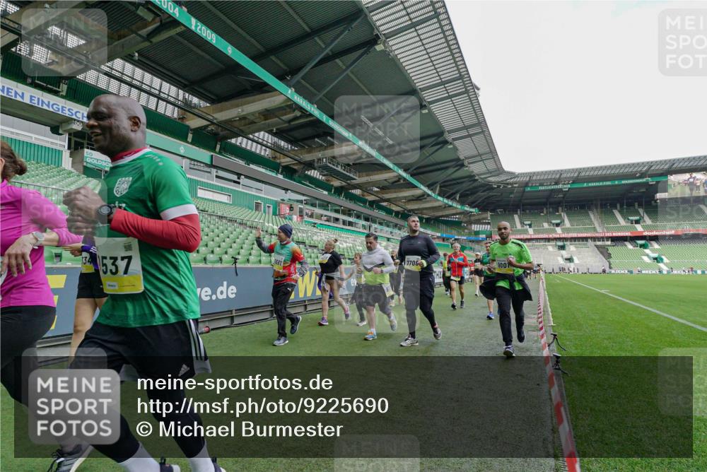05.10.2025 - 20. swb-Marathon Bremen Michael Burmester http://msf.ph/oto/9225690 05.10.2025 10:41:09 Laufen im Stadion 7706, 8111, 9001, 9178, 9191, 9205, 9217, 9245, 9265, 9274, 9306, 9321, 9334, 9353, 9355, 9357, 9401, 9438, 9440, 9446, 9466, 9483, 9530, 9537, 9538, 9589, 9599, 9605, 9617, 9685, 9690, 9702, 9712, 9757, 9764, 9774, 9804, 9853, 9874, 9877, 9887, 9892, 9942, 10001, 10037, 10051, 10058, 10081, 10095, 10100, 10101, 10135, 10152, 10168, 10197, 10212, 10235, 10236, 10243, 10249, 10295, 10330, 10332, 10343, 10419, 10458, 10550, 10563, 10580, 10582, 10585, 10614, 10632, 7799 meine-sportfotos.de