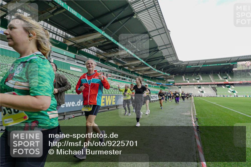 05.10.2025 - 20. swb-Marathon Bremen Michael Burmester http://msf.ph/oto/9225701 05.10.2025 10:41:12 Laufen im Stadion 7706, 8111, 9001, 9178, 9191, 9205, 9217, 9245, 9265, 9274, 9306, 9321, 9334, 9353, 9355, 9357, 9401, 9438, 9446, 9466, 9483, 9530, 9537, 9538, 9589, 9599, 9605, 9617, 9685, 9702, 9712, 9757, 9764, 9774, 9804, 9853, 9874, 9877, 9887, 9892, 9942, 10037, 10051, 10058, 10081, 10095, 10100, 10101, 10135, 10152, 10197, 10212, 10235, 10236, 10243, 10249, 10295, 10330, 10332, 10343, 10419, 10458, 10550, 10580, 10582, 10585, 10614, 10632 meine-sportfotos.de