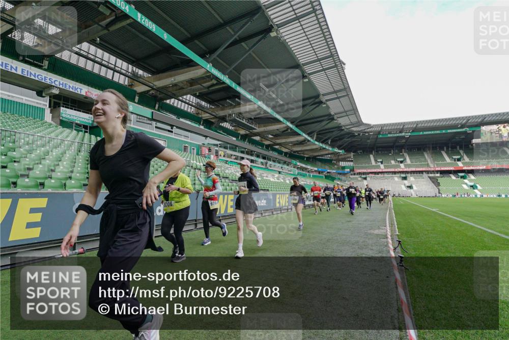 05.10.2025 - 20. swb-Marathon Bremen Michael Burmester http://msf.ph/oto/9225708 05.10.2025 10:41:14 Laufen im Stadion 7706, 8111, 9001, 9178, 9191, 9205, 9217, 9245, 9265, 9274, 9306, 9321, 9334, 9353, 9355, 9357, 9401, 9438, 9446, 9466, 9483, 9530, 9537, 9538, 9589, 9599, 9605, 9617, 9685, 9702, 9712, 9757, 9764, 9774, 9804, 9853, 9874, 9877, 9887, 9892, 9942, 10037, 10051, 10058, 10081, 10095, 10100, 10101, 10132, 10152, 10197, 10212, 10235, 10236, 10249, 10295, 10330, 10332, 10458, 10550, 10582, 10585, 10614, 10632 meine-sportfotos.de