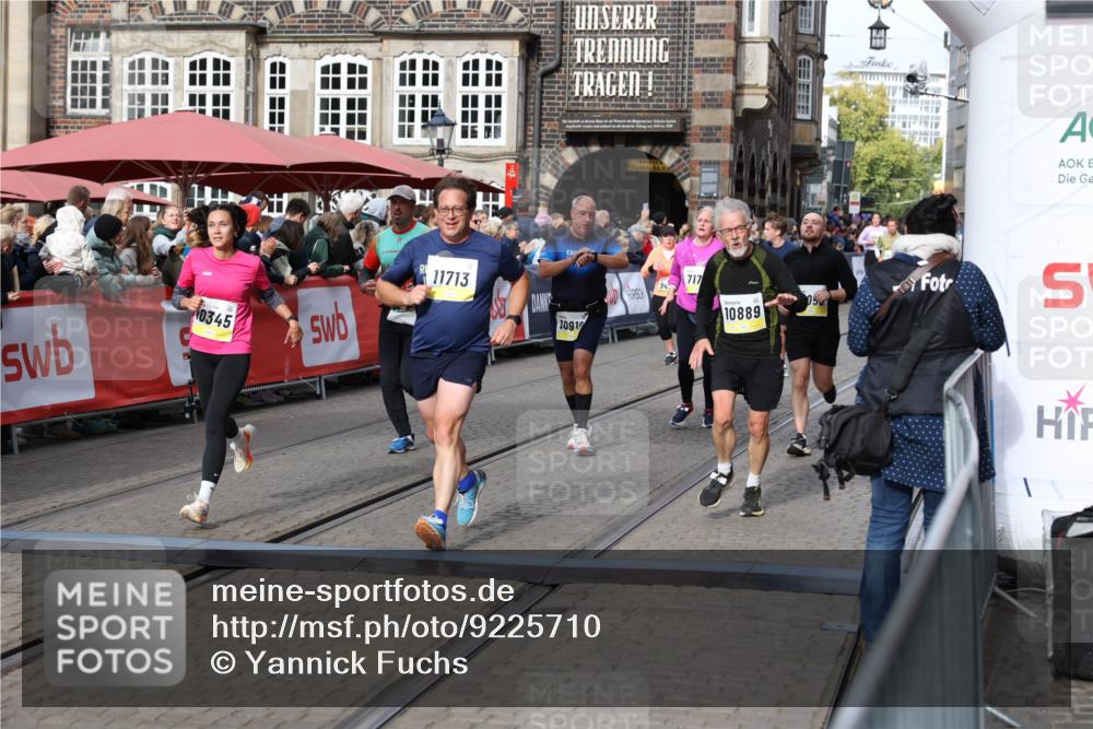 05.10.2025 - 20. swb-Marathon Bremen Yannick Fuchs http://msf.ph/oto/9225710 05.10.2025 11:00:19 Ziel 7177, 7621, 9603, 9611, 9672, 10345, 10489, 10889, 10919, 10985, 11026, 11050, 11125, 11600, 11713 meine-sportfotos.de