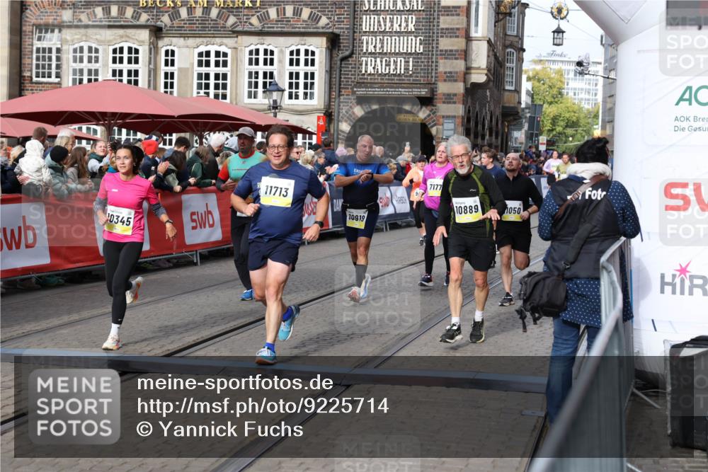05.10.2025 - 20. swb-Marathon Bremen Yannick Fuchs http://msf.ph/oto/9225714 05.10.2025 11:00:19 Ziel 7177, 7621, 9603, 9611, 9672, 10345, 10489, 10889, 10919, 10985, 11026, 11050, 11125, 11600, 11713 meine-sportfotos.de