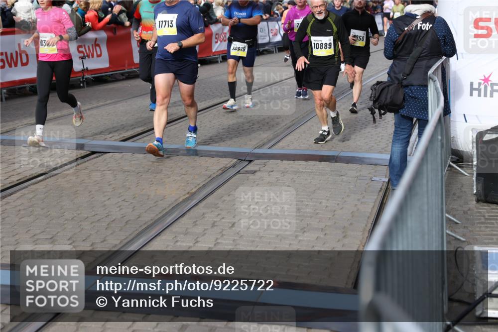 05.10.2025 - 20. swb-Marathon Bremen Yannick Fuchs http://msf.ph/oto/9225722 05.10.2025 11:00:19 Ziel 7177, 7621, 9603, 9611, 9672, 10345, 10489, 10889, 10919, 10985, 11026, 11050, 11125, 11600, 11713 meine-sportfotos.de