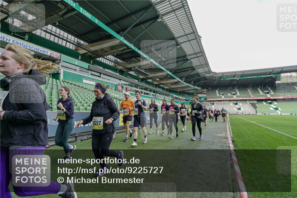 05.10.2025 - 20. swb-Marathon Bremen Michael Burmester http://msf.ph/oto/9225727 05.10.2025 10:41:20 Laufen im Stadion 7706, 9001, 9178, 9191, 9205, 9217, 9265, 9274, 9306, 9334, 9353, 9355, 9357, 9401, 9438, 9446, 9483, 9530, 9537, 9538, 9589, 9599, 9605, 9617, 9685, 9702, 9757, 9764, 9774, 9804, 9853, 9874, 9877, 9887, 9892, 9907, 9942, 10037, 10051, 10058, 10095, 10100, 10101, 10132, 10152, 10197, 10212, 10223, 10235, 10236, 10249, 10295, 10330, 10332, 10458, 10550, 10582, 10585, 10614, 10632, 11379, 11437 meine-sportfotos.de