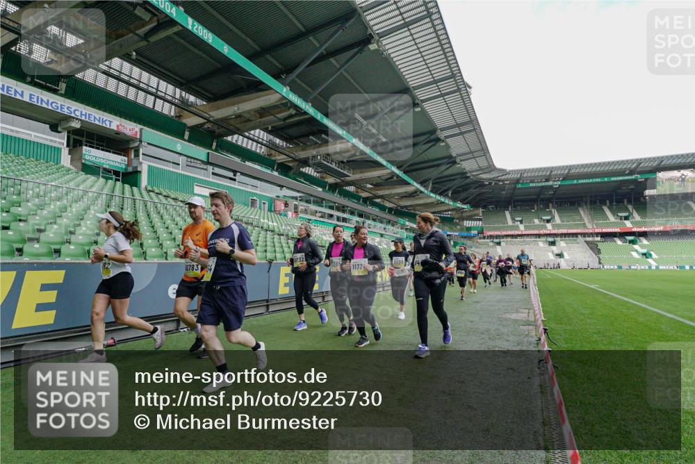 05.10.2025 - 20. swb-Marathon Bremen Michael Burmester http://msf.ph/oto/9225730 05.10.2025 10:41:21 Laufen im Stadion 7706, 9001, 9178, 9191, 9205, 9217, 9265, 9274, 9306, 9334, 9353, 9355, 9357, 9401, 9438, 9446, 9483, 9530, 9537, 9538, 9589, 9599, 9605, 9617, 9685, 9702, 9757, 9764, 9774, 9804, 9853, 9874, 9877, 9887, 9892, 9907, 9942, 10037, 10051, 10058, 10095, 10100, 10101, 10132, 10148, 10152, 10197, 10212, 10223, 10235, 10236, 10249, 10295, 10330, 10332, 10458, 10550, 10582, 10585, 10614, 10632, 11379, 11437 meine-sportfotos.de
