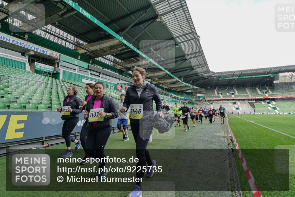 05.10.2025 - 20. swb-Marathon Bremen Michael Burmester http://msf.ph/oto/9225735 05.10.2025 10:41:22 Laufen im Stadion 7706, 8533, 9001, 9178, 9191, 9217, 9265, 9274, 9306, 9334, 9353, 9355, 9357, 9401, 9438, 9446, 9483, 9530, 9537, 9538, 9589, 9599, 9605, 9617, 9685, 9702, 9757, 9764, 9774, 9804, 9853, 9874, 9877, 9887, 9892, 9907, 9942, 9982, 10037, 10051, 10058, 10095, 10100, 10101, 10132, 10148, 10152, 10197, 10212, 10223, 10235, 10236, 10249, 10295, 10330, 10332, 10458, 10550, 10582, 10585, 10614, 10632, 11232, 11379, 11437 meine-sportfotos.de