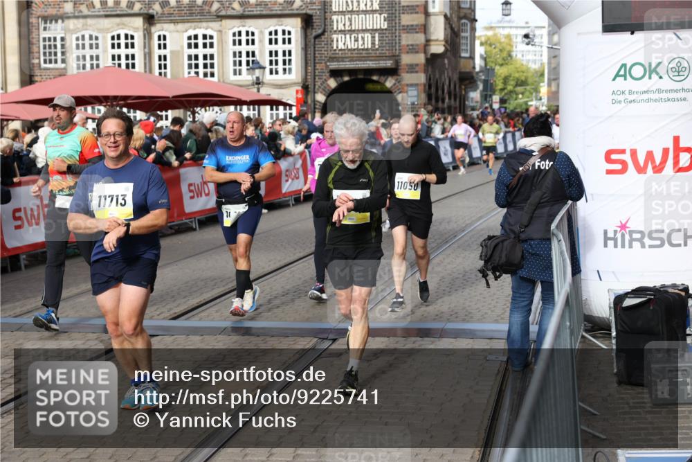 05.10.2025 - 20. swb-Marathon Bremen Yannick Fuchs http://msf.ph/oto/9225741 05.10.2025 11:00:20 Ziel 7177, 7621, 9495, 9603, 9672, 10345, 10489, 10889, 10919, 10985, 11050, 11125, 11600, 11713 meine-sportfotos.de