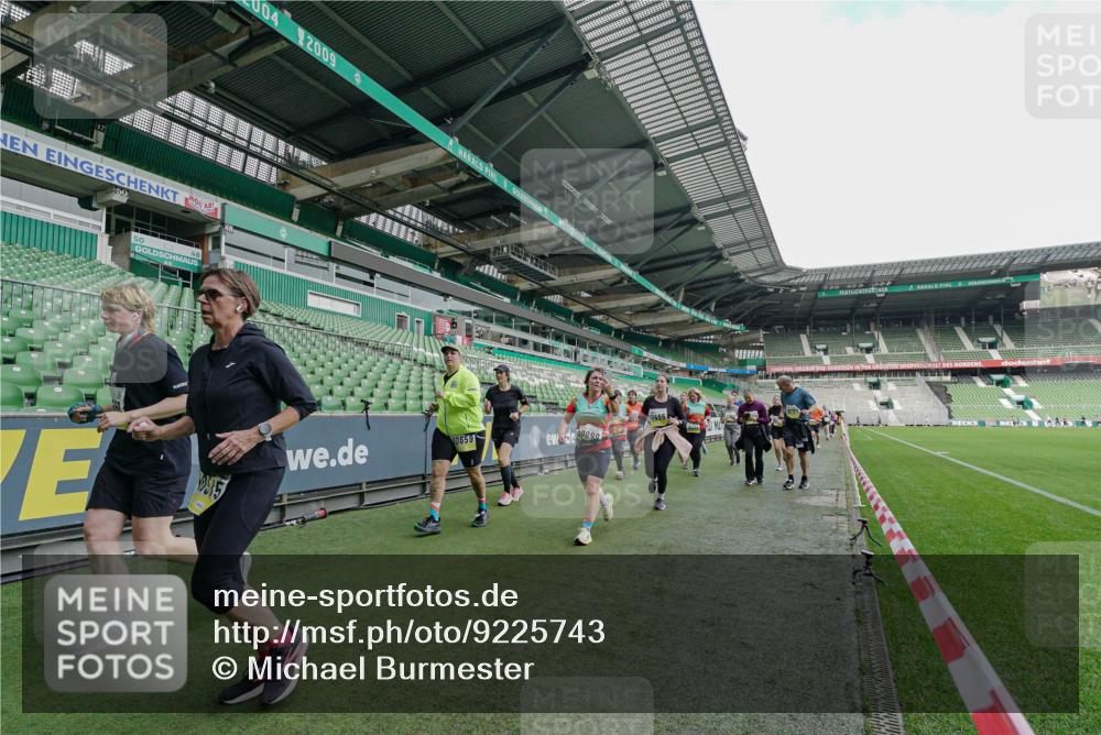 05.10.2025 - 20. swb-Marathon Bremen Michael Burmester http://msf.ph/oto/9225743 05.10.2025 10:41:25 Laufen im Stadion 7706, 8533, 9001, 9178, 9191, 9217, 9265, 9274, 9306, 9334, 9353, 9355, 9357, 9401, 9438, 9446, 9483, 9530, 9537, 9538, 9589, 9599, 9605, 9617, 9632, 9685, 9702, 9757, 9764, 9774, 9853, 9874, 9877, 9887, 9892, 9907, 9982, 10037, 10051, 10095, 10100, 10101, 10125, 10132, 10148, 10152, 10197, 10212, 10214, 10223, 10235, 10236, 10249, 10295, 10330, 10332, 10458, 10550, 10582, 10585, 10614, 10632, 10706, 10937, 11037, 11232, 11379, 11405, 11437 meine-sportfotos.de