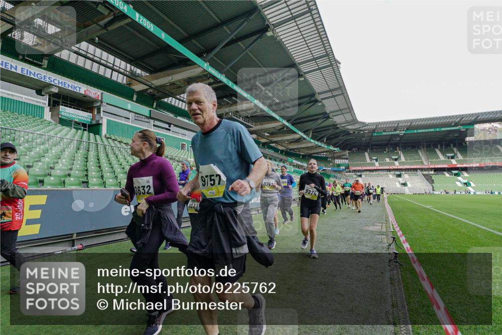 05.10.2025 - 20. swb-Marathon Bremen Michael Burmester http://msf.ph/oto/9225762 05.10.2025 10:41:29 Laufen im Stadion 7706, 8533, 9001, 9178, 9191, 9217, 9265, 9274, 9306, 9334, 9353, 9355, 9357, 9401, 9438, 9446, 9530, 9537, 9538, 9589, 9599, 9605, 9617, 9632, 9685, 9702, 9757, 9764, 9774, 9836, 9837, 9853, 9874, 9877, 9887, 9892, 9907, 9982, 10051, 10095, 10100, 10101, 10125, 10129, 10132, 10148, 10152, 10197, 10212, 10214, 10223, 10235, 10236, 10249, 10295, 10330, 10332, 10333, 10458, 10550, 10582, 10585, 10614, 10632, 10706, 10937, 10998, 11037, 11232, 11379, 11405, 11437 meine-sportfotos.de
