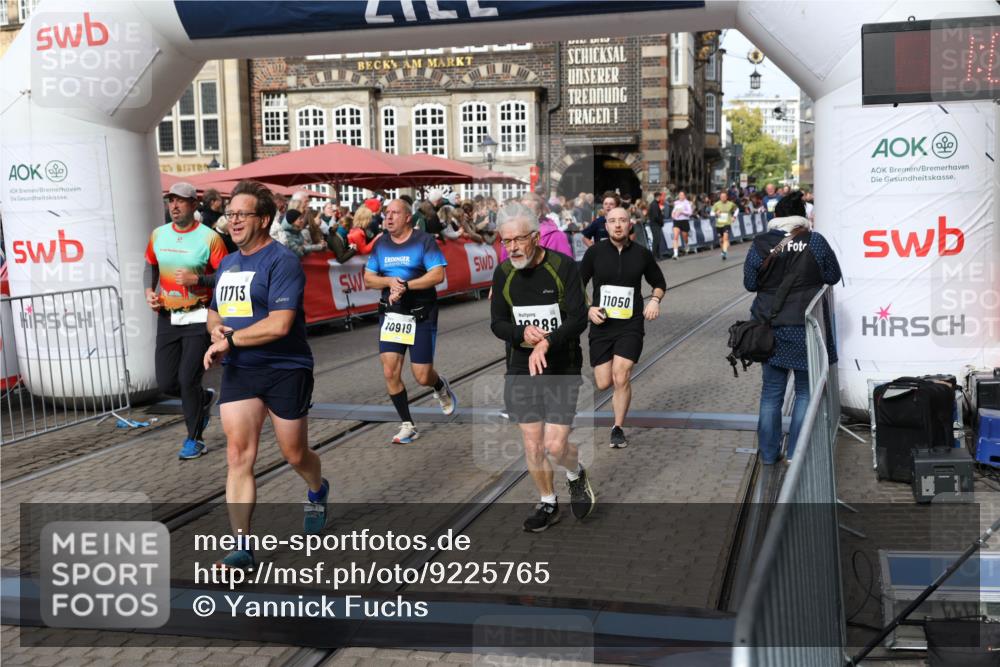 05.10.2025 - 20. swb-Marathon Bremen Yannick Fuchs http://msf.ph/oto/9225765 05.10.2025 11:00:21 Ziel 7177, 7621, 9495, 9672, 10345, 10489, 10889, 10919, 10985, 11050, 11125, 11600, 11713 meine-sportfotos.de