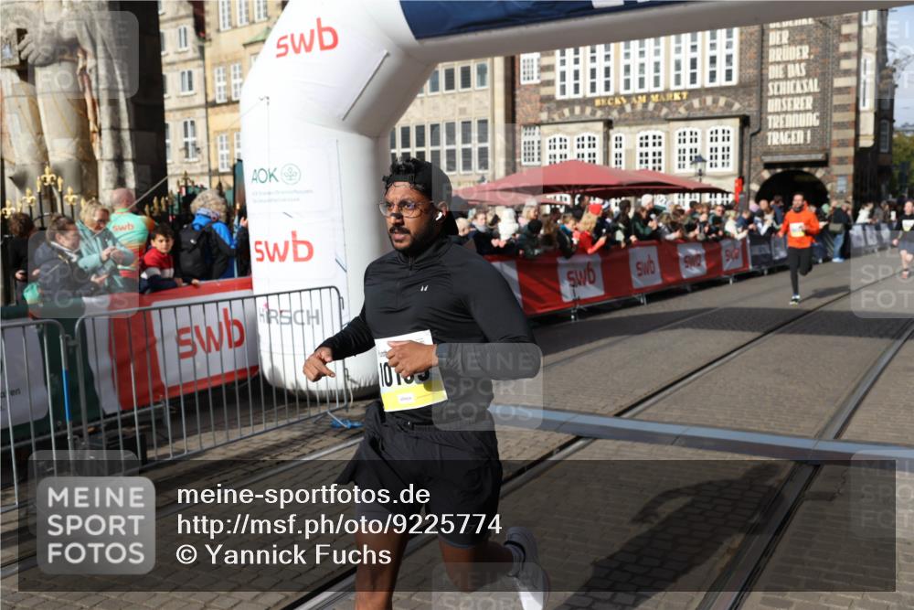 05.10.2025 - 20. swb-Marathon Bremen Yannick Fuchs http://msf.ph/oto/9225774 05.10.2025 10:57:04 Ziel 9451, 9669, 10105, 10397, 10867, 10924, 11168, 11274 meine-sportfotos.de