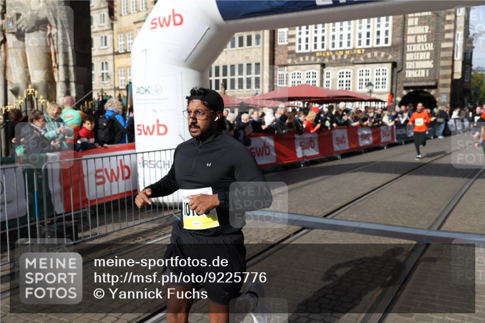 05.10.2025 - 20. swb-Marathon Bremen Yannick Fuchs http://msf.ph/oto/9225776 05.10.2025 10:57:05 Ziel 9451, 9669, 10105, 10397, 10867, 10924, 11168, 11274 meine-sportfotos.de