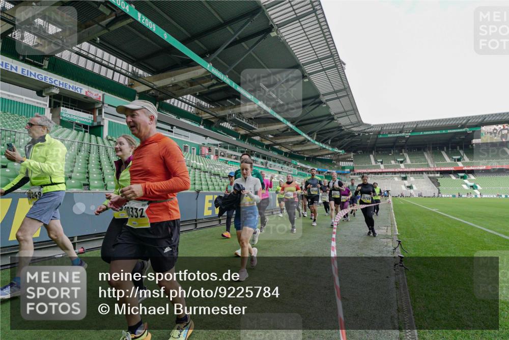 05.10.2025 - 20. swb-Marathon Bremen Michael Burmester http://msf.ph/oto/9225784 05.10.2025 10:41:35 Laufen im Stadion 7706, 8533, 9001, 9178, 9191, 9217, 9265, 9274, 9306, 9334, 9355, 9357, 9401, 9446, 9530, 9537, 9538, 9589, 9599, 9605, 9617, 9632, 9649, 9685, 9757, 9764, 9774, 9836, 9837, 9874, 9887, 9907, 9982, 10051, 10095, 10125, 10129, 10132, 10134, 10148, 10152, 10197, 10212, 10214, 10223, 10235, 10236, 10249, 10295, 10330, 10332, 10333, 10458, 10522, 10550, 10582, 10585, 10614, 10632, 10706, 10722, 10815, 10937, 10998, 11037, 11232, 11379, 11405, 11437, 11473, 7706 meine-sportfotos.de