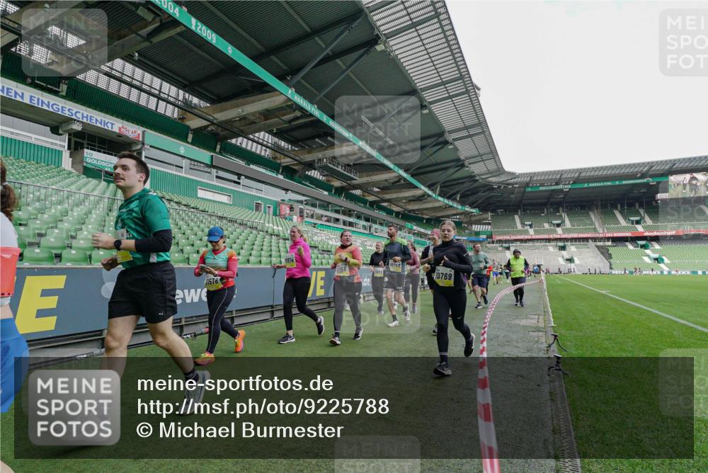 05.10.2025 - 20. swb-Marathon Bremen Michael Burmester http://msf.ph/oto/9225788 05.10.2025 10:41:36 Laufen im Stadion 8533, 9001, 9178, 9191, 9217, 9265, 9274, 9306, 9334, 9355, 9357, 9401, 9446, 9530, 9537, 9538, 9589, 9599, 9605, 9617, 9632, 9649, 9685, 9757, 9764, 9774, 9836, 9837, 9874, 9887, 9907, 9982, 10051, 10095, 10125, 10129, 10132, 10134, 10148, 10152, 10189, 10197, 10212, 10214, 10223, 10235, 10236, 10249, 10295, 10330, 10332, 10333, 10458, 10522, 10550, 10582, 10585, 10614, 10632, 10706, 10722, 10815, 10937, 10998, 11037, 11232, 11379, 11405, 11437, 11473, 7706 meine-sportfotos.de
