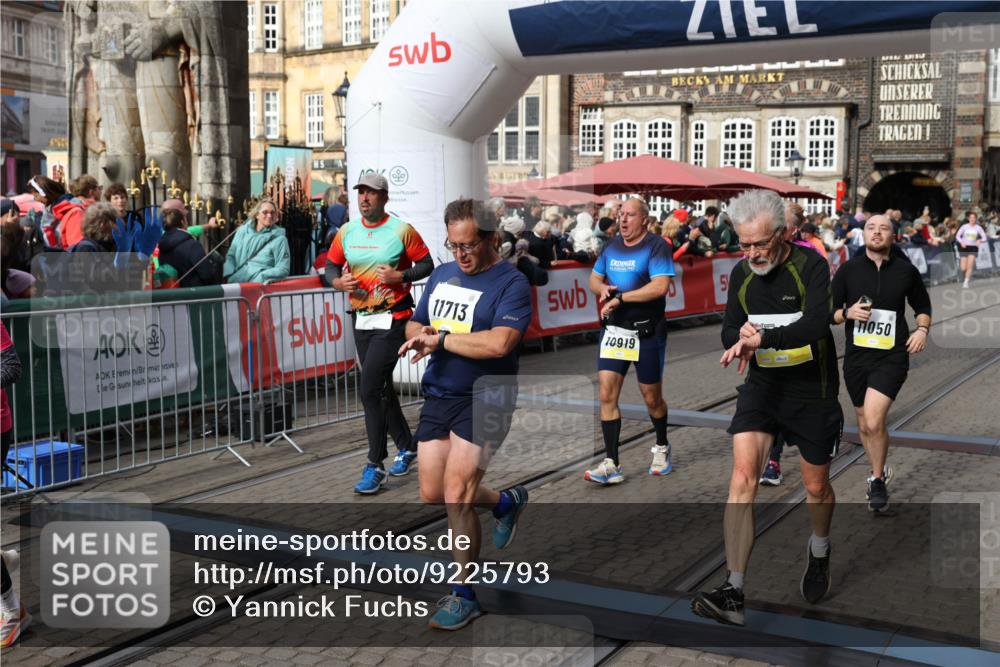 05.10.2025 - 20. swb-Marathon Bremen Yannick Fuchs http://msf.ph/oto/9225793 05.10.2025 11:00:21 Ziel 7177, 7621, 9495, 9672, 10345, 10489, 10889, 10919, 10985, 11050, 11125, 11600, 11713 meine-sportfotos.de