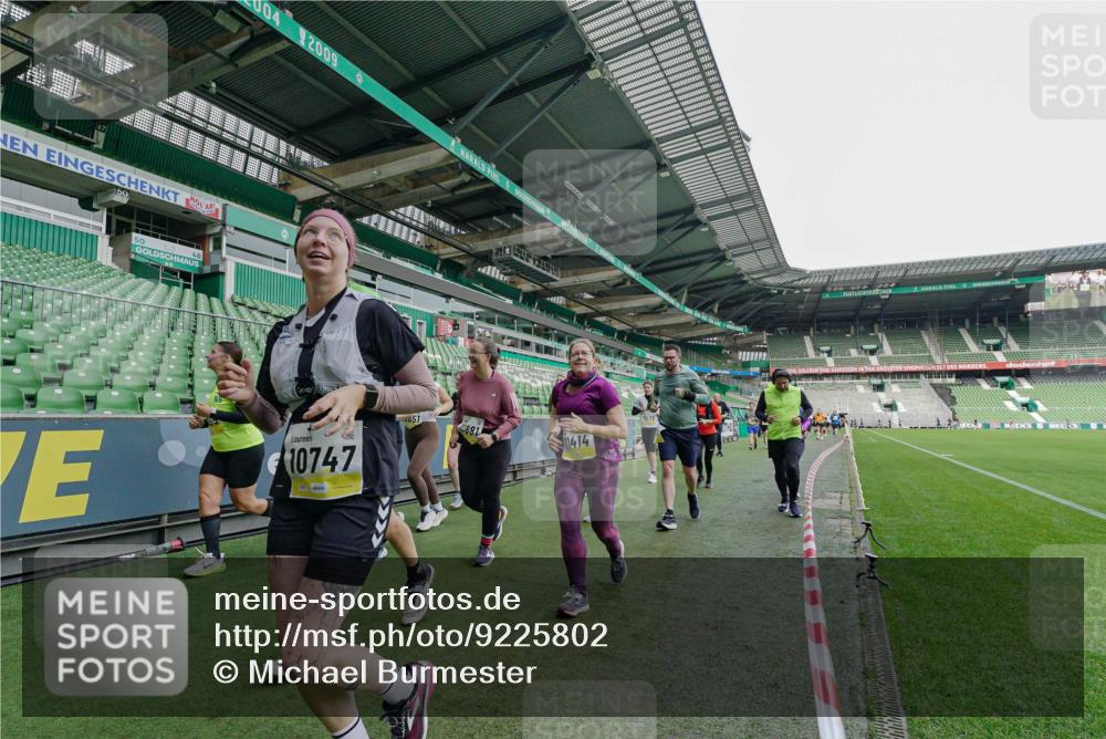 05.10.2025 - 20. swb-Marathon Bremen Michael Burmester http://msf.ph/oto/9225802 05.10.2025 10:41:38 Laufen im Stadion 8533, 9001, 9178, 9191, 9217, 9265, 9274, 9306, 9334, 9355, 9357, 9401, 9530, 9538, 9589, 9599, 9605, 9617, 9632, 9649, 9685, 9757, 9764, 9774, 9836, 9837, 9874, 9887, 9907, 9982, 10051, 10095, 10125, 10129, 10132, 10134, 10148, 10152, 10189, 10197, 10212, 10214, 10223, 10235, 10236, 10249, 10295, 10330, 10332, 10333, 10458, 10522, 10550, 10582, 10585, 10614, 10632, 10706, 10722, 10815, 10937, 10998, 11037, 11056, 11097, 11232, 11379, 11405, 11437, 11473, 7706, 9001 meine-sportfotos.de