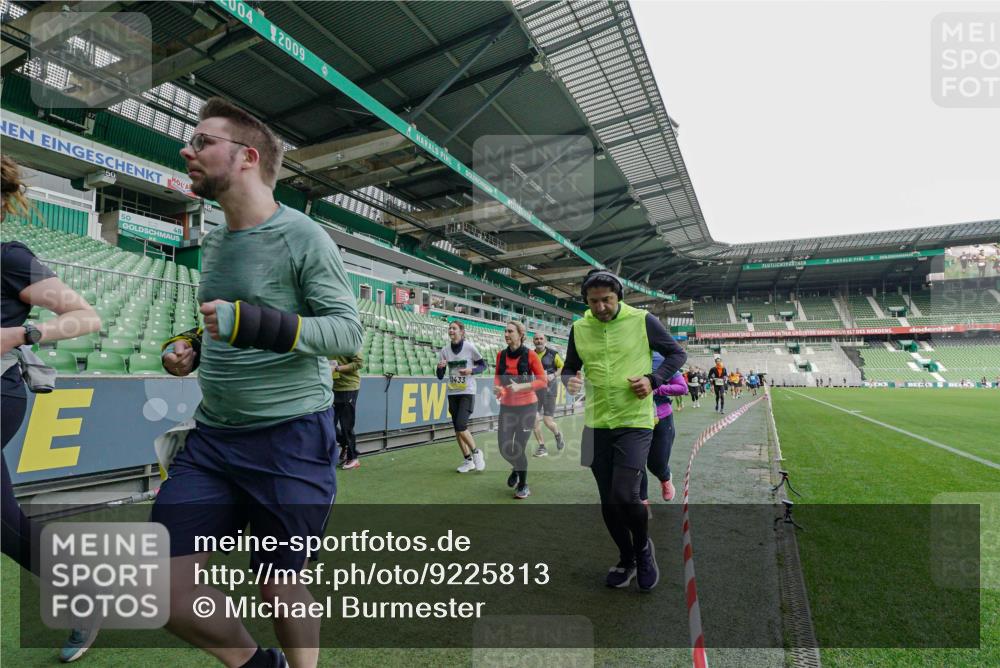 05.10.2025 - 20. swb-Marathon Bremen Michael Burmester http://msf.ph/oto/9225813 05.10.2025 10:41:40 Laufen im Stadion 7069, 8533, 9178, 9191, 9217, 9265, 9274, 9306, 9355, 9357, 9401, 9530, 9538, 9589, 9599, 9632, 9649, 9685, 9757, 9764, 9774, 9836, 9837, 9874, 9887, 9907, 9982, 10051, 10095, 10125, 10129, 10132, 10134, 10148, 10152, 10189, 10197, 10212, 10214, 10223, 10235, 10236, 10249, 10295, 10330, 10332, 10333, 10458, 10499, 10522, 10550, 10582, 10585, 10614, 10632, 10706, 10722, 10815, 10937, 10998, 11037, 11056, 11097, 11232, 11379, 11405, 11437, 11473, 7706, 9001 meine-sportfotos.de
